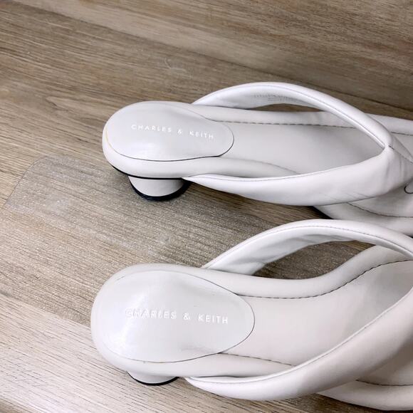 Charles & Keith Padded Thong Sandals (Grey US7) - Picture 7 of 10